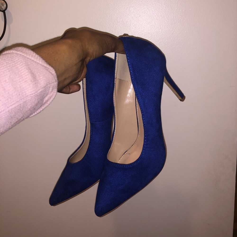 Blue pumps